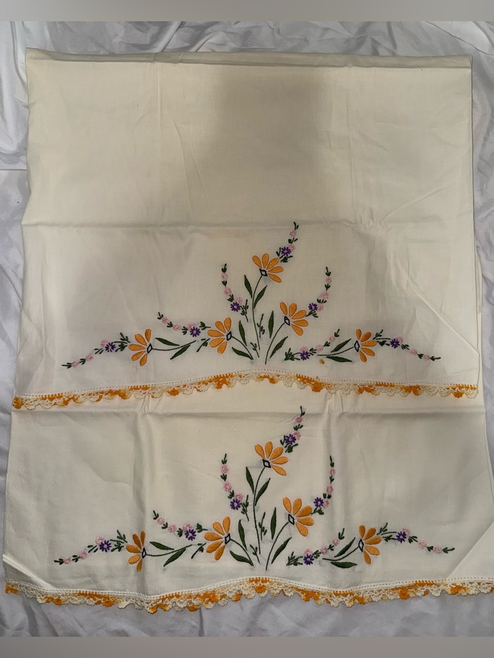 Vtg 100% Cotton Embroidered Floral Pillowcase Pair with butter Yellow Accents